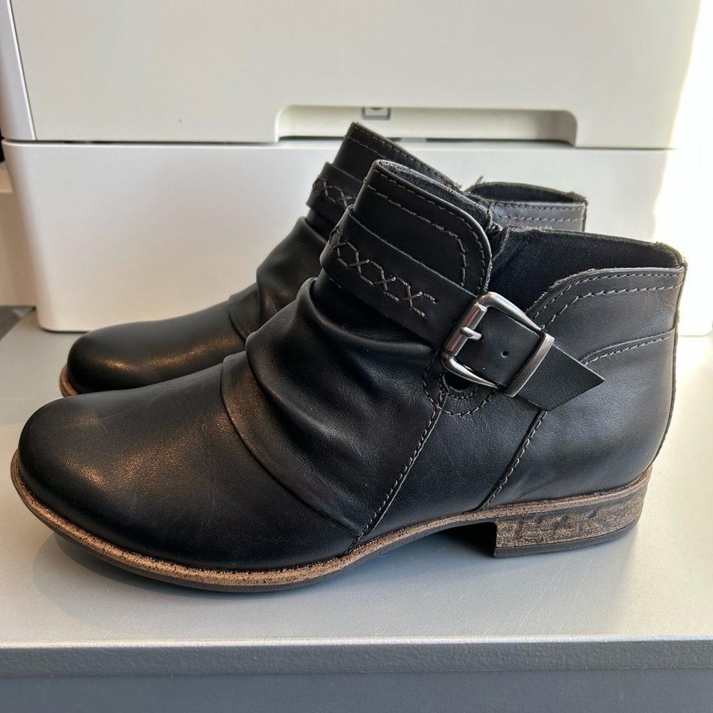 Women’s Black Leather Ankle Boots size 8.5W